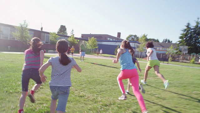 MS TS SLO MO组的女孩赛跑在草地上教练在终点线视频下载