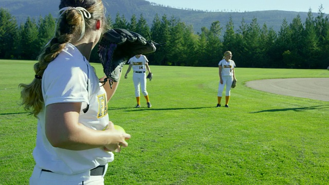 女子垒球队员在比赛前站在场上热身视频下载