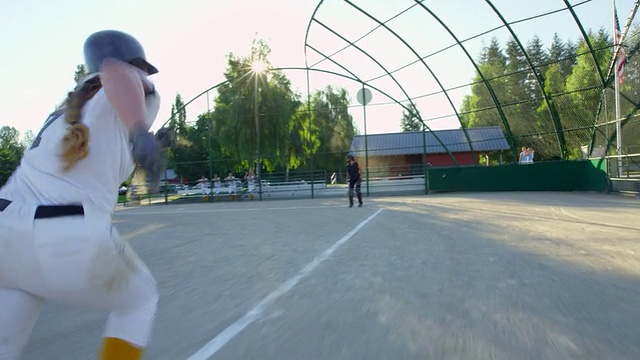 MS SLO MO女垒球运动员跑和滑进本垒板作为接球手标签她出局视频下载