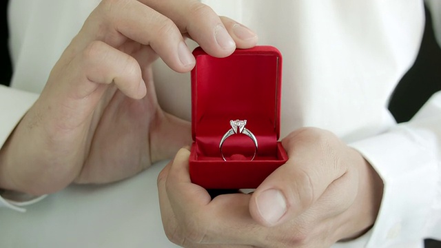 男人用结婚戒指求婚。视频素材