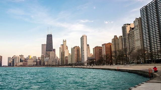 高清延时:黄昏时美国密歇根湖畔的芝加哥天际线视频素材