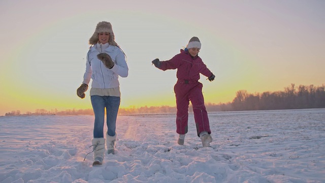 母亲和女儿踢雪视频素材