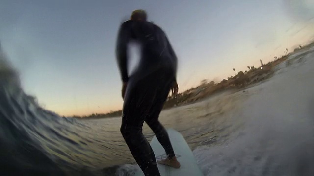 冲浪老手在日落时分视频素材