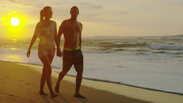 一对夫妇在夏威夷的热带海滩度假度蜜月视频下载