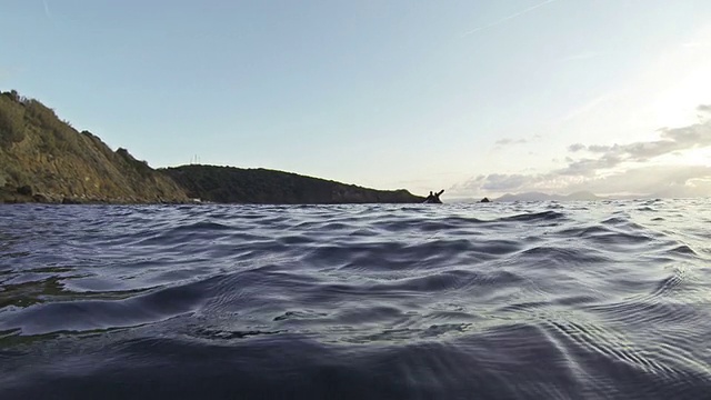在海上划独木舟视频素材