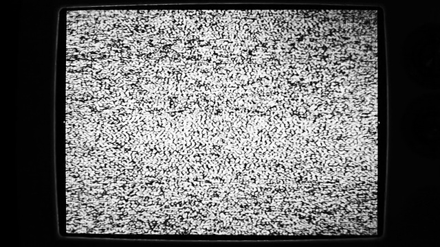 不调谐电视屏幕闪烁的静态噪声视频素材