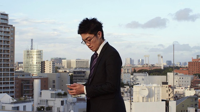 一位日本商人在日本东京的后台接听他的电话视频素材