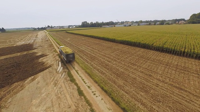 空中运输一拖车玉米视频素材