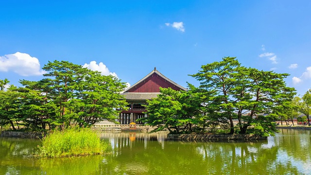 景福冈(古宫)庆会楼和池塘视频素材
