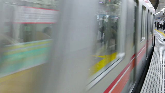 日本东京的地铁离开站视频素材