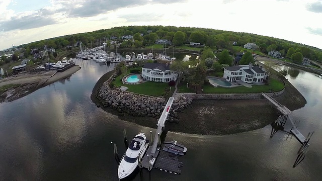 豪华的海滨住宅，空中美景拍摄视频下载
