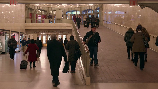 人们从曼哈顿的公园大道进入中央车站视频素材