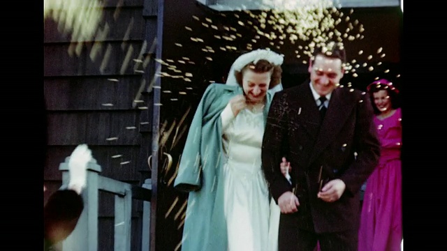 1940年的婚礼——客人向新婚夫妇扔大米视频素材