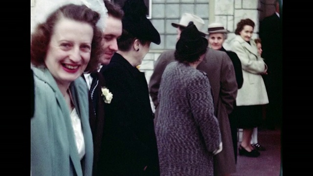 40年代——婚礼后客人离开教堂视频素材