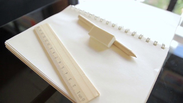 铅笔，橡皮，尺子和书与空白页，摄影视频下载