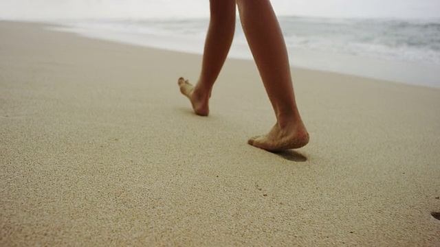 柔软的沙滩上有脚步声视频素材