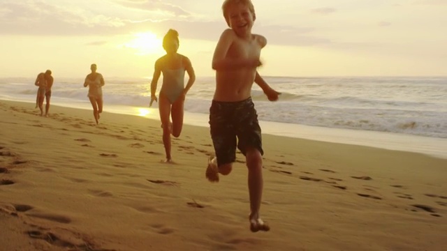 一家人在夏威夷的热带海滩度假视频下载