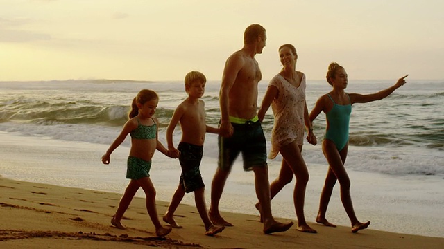 一家人在夏威夷的热带海滩度假视频素材