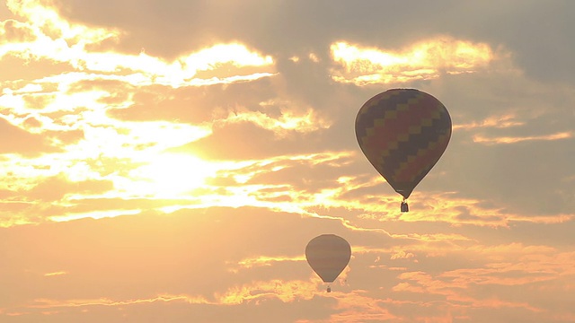 热气球在日出时飞行视频素材