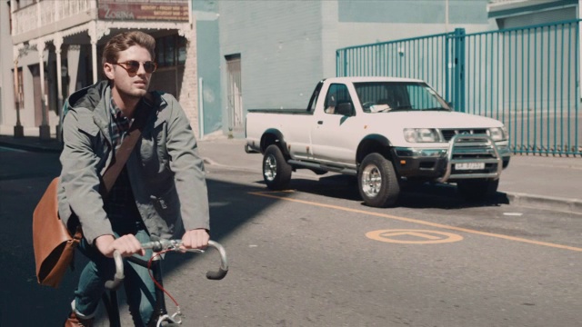 在城市环境中骑自行车的人视频素材