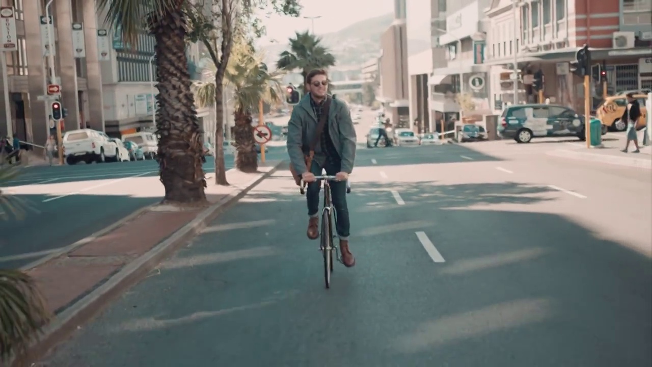 在城市环境中骑自行车的人视频下载