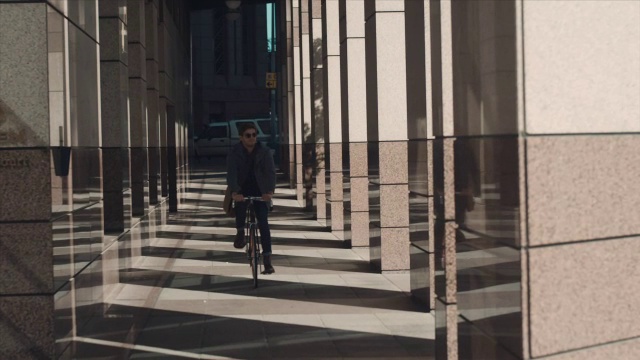 在城市环境中骑自行车的人视频素材