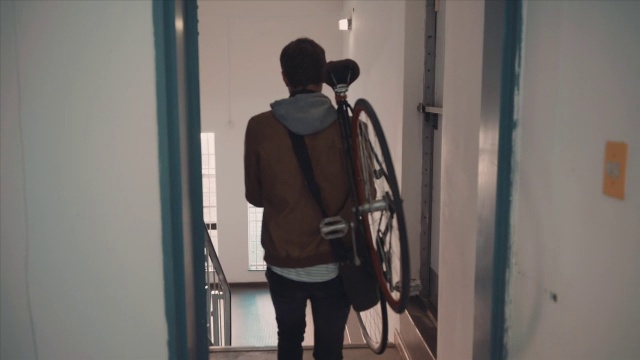 男人骑着自行车离开家视频下载