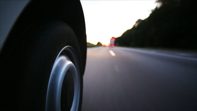 日落时分，POV在高速公路上开车视频下载