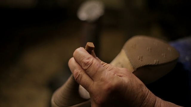 传统鞋匠在修鞋视频素材