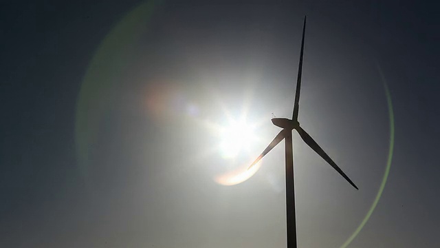 风力涡轮机剪影与太阳和镜头耀斑视频下载