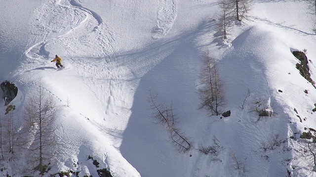 自由式滑雪者从悬崖上跳下，坠入雪崩视频下载