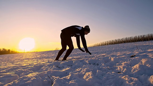 WS运动员在雪中做倒立视频下载