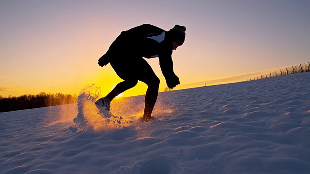 慢动作运动员在日落雪中训练视频下载