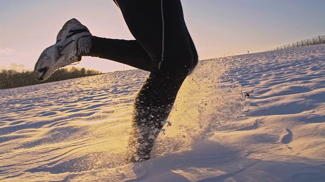 慢动作在雪地里慢跑视频素材