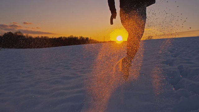 慢动作慢跑在雪在日落视频素材