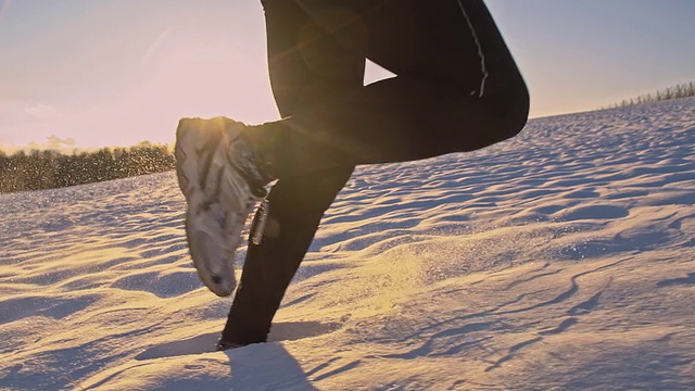 慢动作男人在雪地里慢跑视频素材