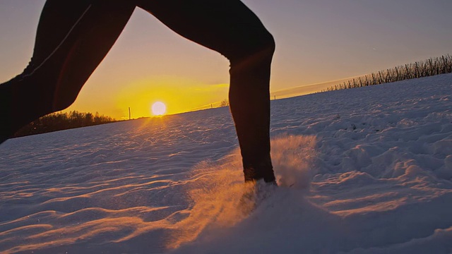 慢动作慢跑在雪黄昏视频素材
