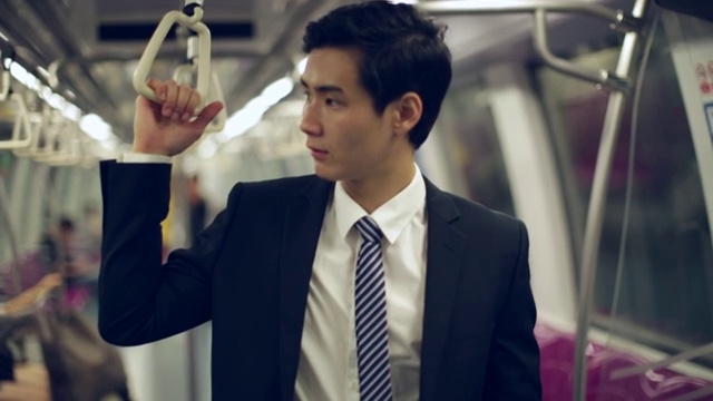 年轻的商人站在地铁列车上视频下载