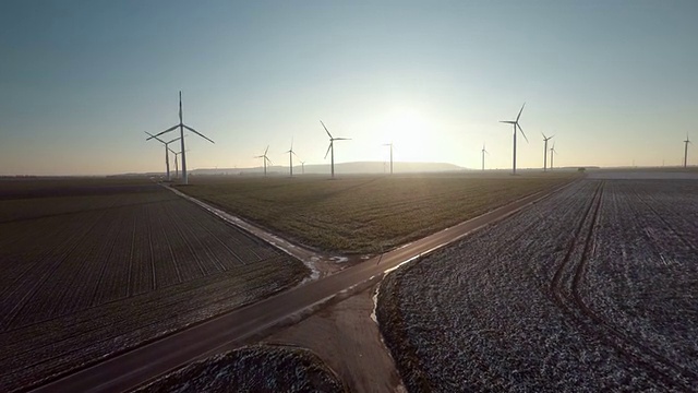 天线:风力涡轮机农场视频素材