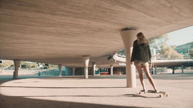 女子滑冰在城市设置视频素材
