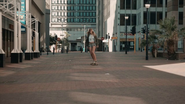 女子滑冰在城市设置视频素材