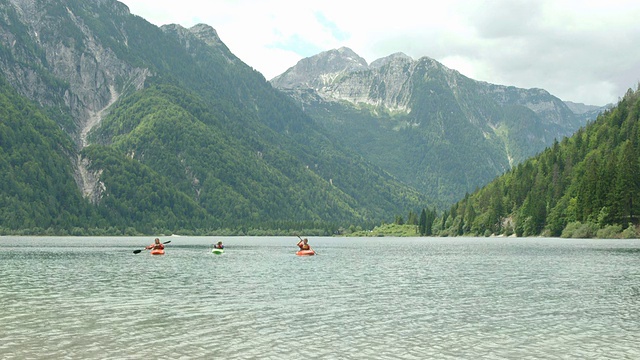湖上划皮划艇视频素材