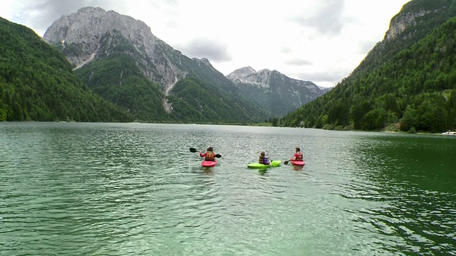 家庭在湖上皮划艇视频素材