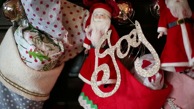 一个拼出“欢乐”字样的圣诞装饰。视频下载