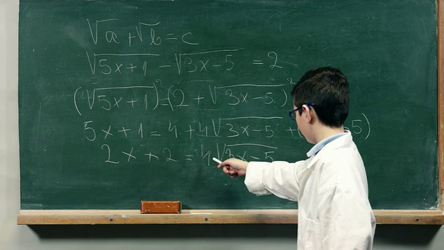 孩子在黑板上解释数学方程视频下载
