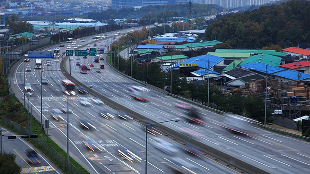 在Jungbu高速公路上行驶的交通景象视频素材