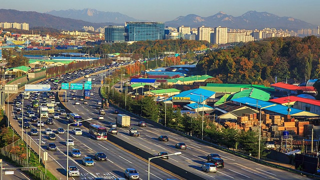 在Jungbu高速公路上行驶的交通景象视频素材