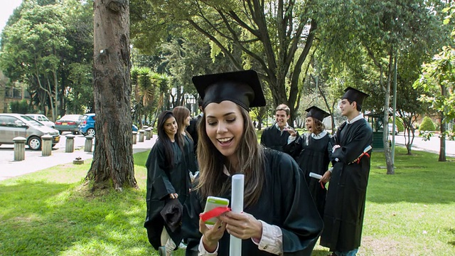 女生在毕业典礼上自拍视频素材