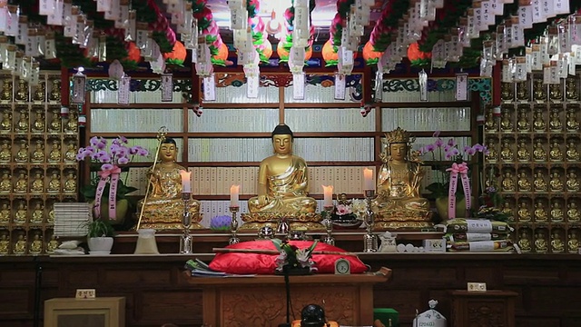 拍摄于大佛寺的三座金铜像视频下载