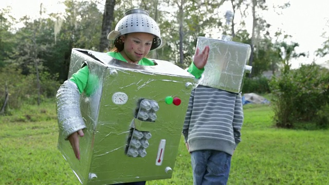 男孩和女孩穿着机器人服装玩耍。视频下载